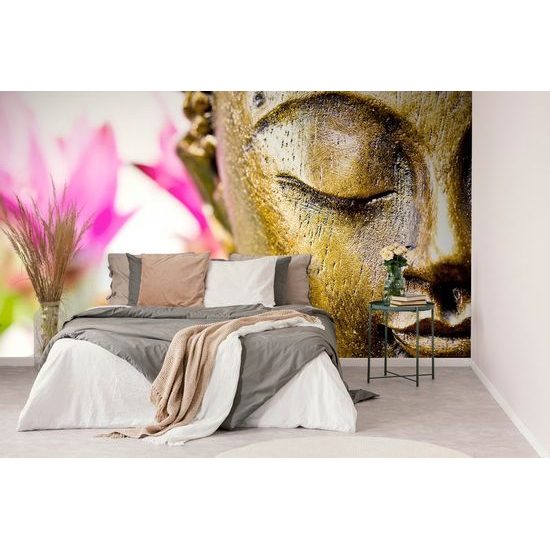 Egy meditáló Buddha bronzarca tapétán