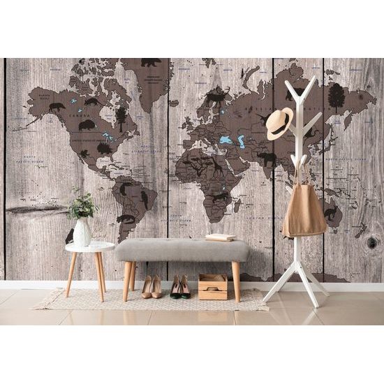Öntapadó tapéta világtérkép szimbolikus állatokkal egy fából készült háttéren