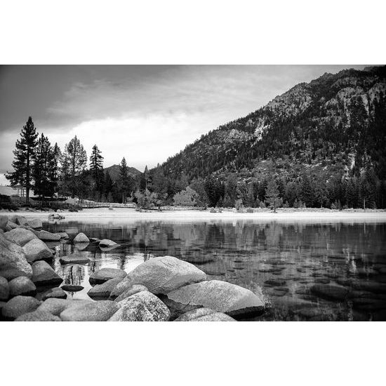 Fotótapéta fekete-fehér átlátszó tó a hegyekben