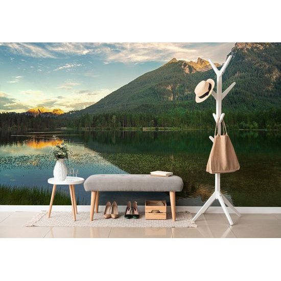 Öntapadó fotótapéta tó hegyekkel körülvéve