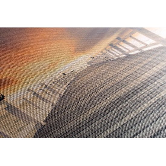 Kép naplemente a móló felett