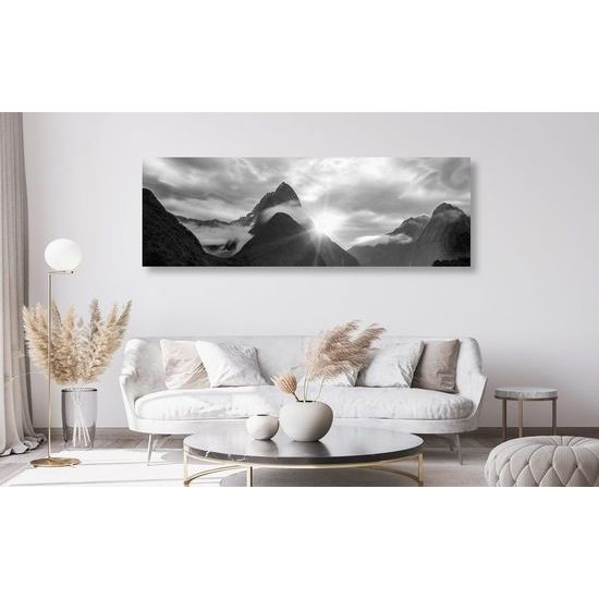 Kép lenyűgöző napfelkelte a hegyekben fekete-fehér kivitelben