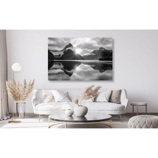 Kép lélegzetelállító napfelkelte Új-Zélandon fekete-fehér kivitelben