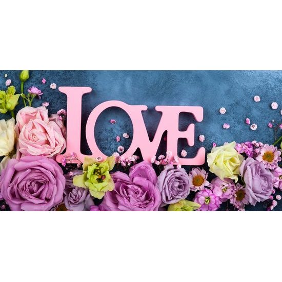 Kép virágok Love felirattal