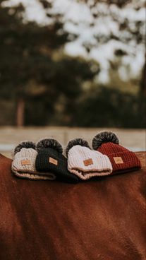 ⭐️Čepice s bambulí je za mě MUST HAVE kousek nejen do stáje ⭐️ #equestrianfasion #horseriding #winteroutfit