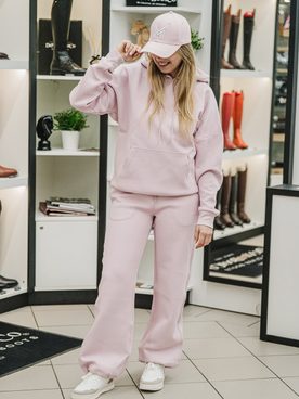 💖 Růžová nikdy nevypadala tak stylově! Teplákovka Maximilian Equestrian je tu, aby váš outfit zářil. ✨ A pozor – teď máte 14 %
