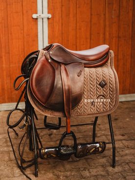 SEDLO NA MÍRU NENÍ LUXUS. JE TO ZÁKLAD. 🐴