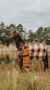🍂 Podzim u koní? Bez pořádné bundy nebo vesty ani ránu.