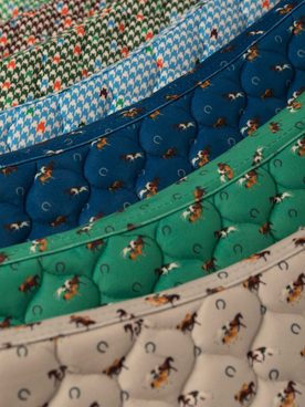 Nová posedlost odemčena! 😍 Kentucky zase ví, jak nám zamotat hlavu. Tyhle rozkošné podsedlovky s potiskem koníků a podkov jsou