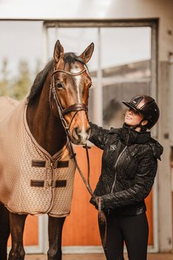 Helma není jen povinná výbava – je to technický prvek, který reálně ovlivňuje bezpečnost i komfort jezdce.