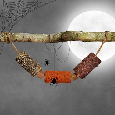 Kousací dřevěná hračka pro koně Candy Horse Haloween "Spooky Control"