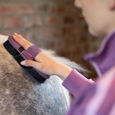 Kartáč LeMieux Flexi Flicky Brush Kolekce 2026