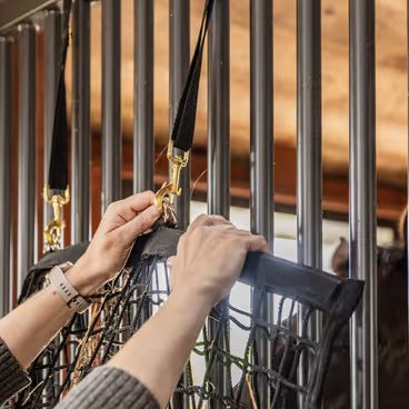 Síť na seno Slow Feeder QHP Easy Fill 90x68 cm