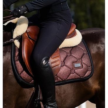 Podsedlová dečka Equestrian Stockholm Dark Violet Kolekce 2025/26