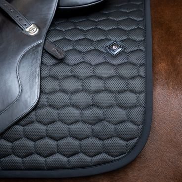 Podsedlová dečka Imperial Riding Basic Mesh Kolekce 2026
