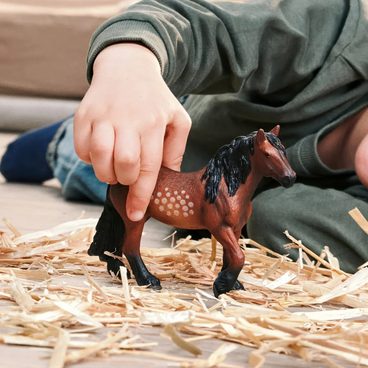 Schleich 42707 - Hřebec Pura Raza Espanola Stallion se sedlem a uzdou - SLEVA - prasklá uzdečka
