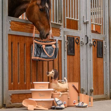 Hračka pro koně QHP Rosalynn Kolekce 2026