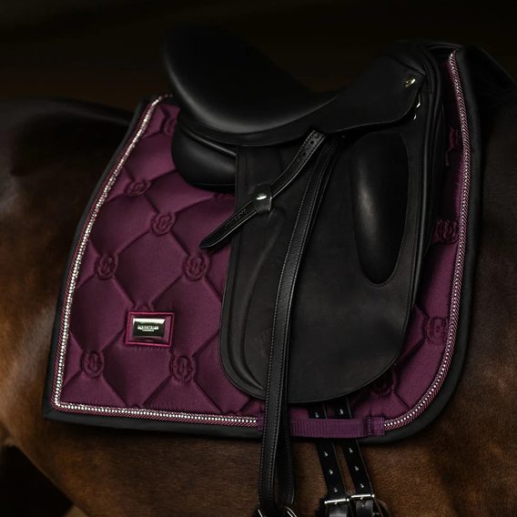 Podsedlová dečka Equestrian Stockholm Crystal Shine Mauve Wine Kolekce 2026/27
