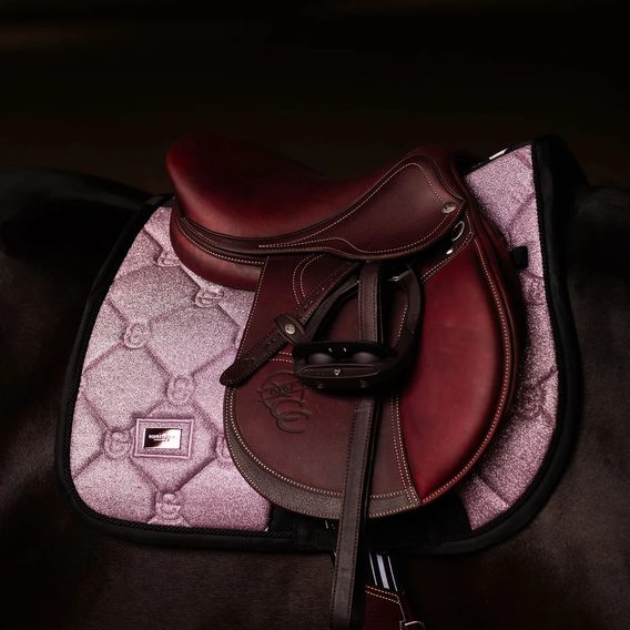 Podsedlová dečka Equestrian Stockholm Pink Glimmer Kolekce 2026/27