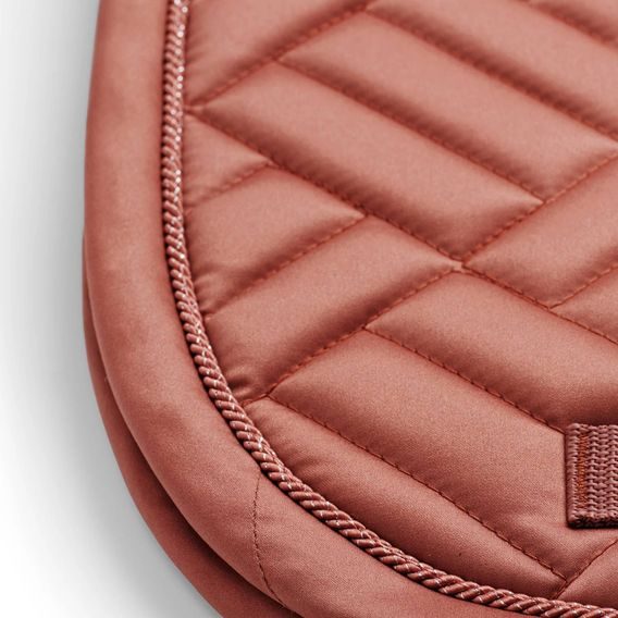 Podsedlová dečka Equestrian Stockholm Modern Coral Kolekce 2025