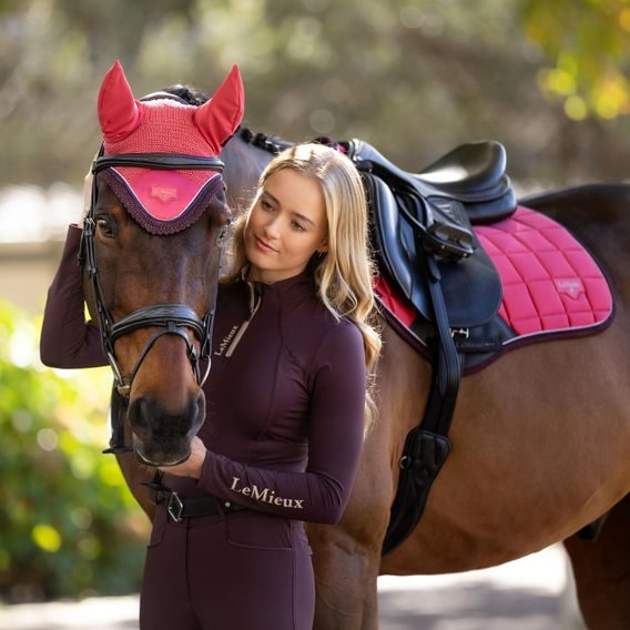 Čabraka na uši LeMieux Loire Satin Cranberry Kolekce 2025/26