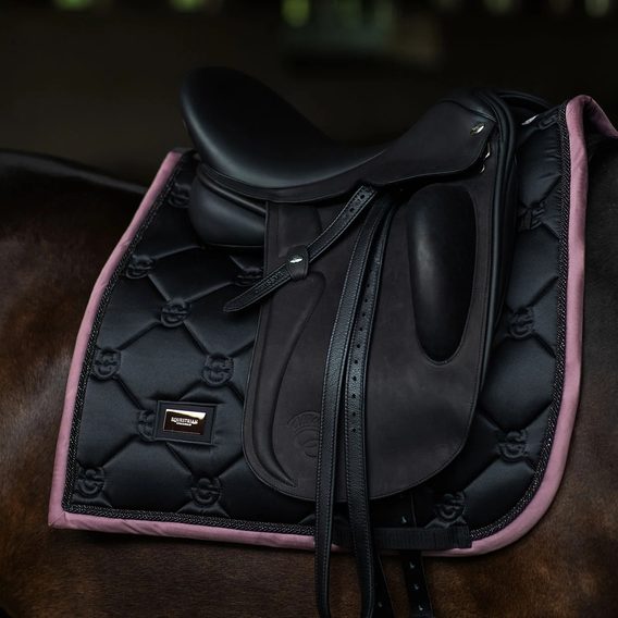 Podsedlová dečka Equestrina Stockholm Black Blush Kolekce 2026/27