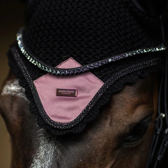 Čabraka na uši Equestrian Stockholm Black Blush Kolekce 2026/27