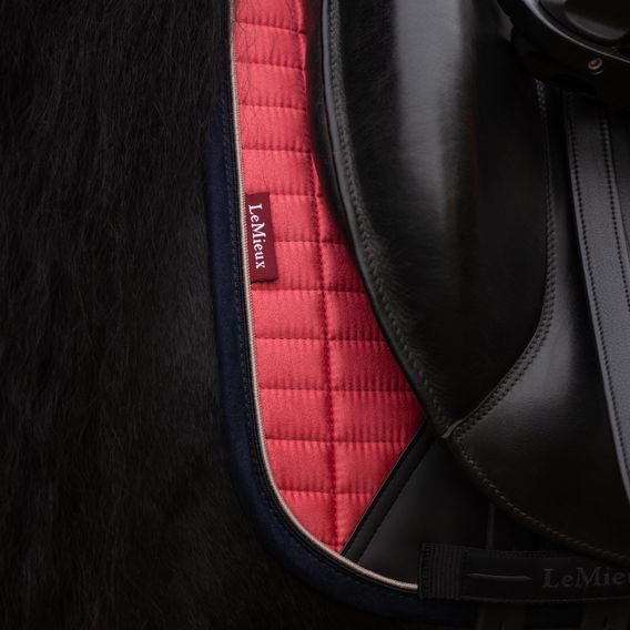 Podsedlová dečka LeMieux Suede Square Cranberry Kolekce 2025/26