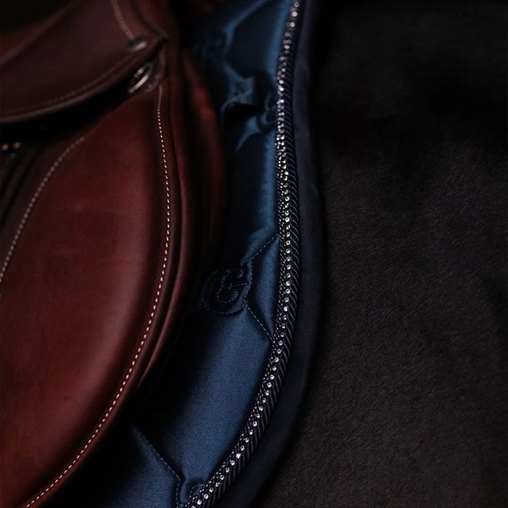Podsedlová dečka Equestrian Stockholm Crystal Shine Blue Meadow Kolekce 2026/27
