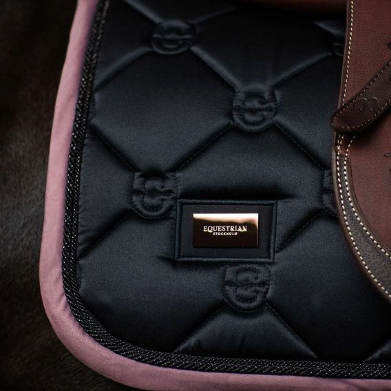 Podsedlová dečka Equestrina Stockholm Black Blush Kolekce 2026/27