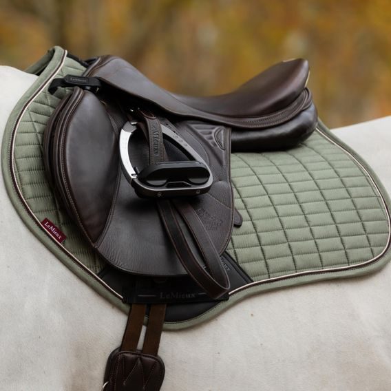 Podsedlová dečka LeMieux Suede Square Rosemary Kolekce 2025/26