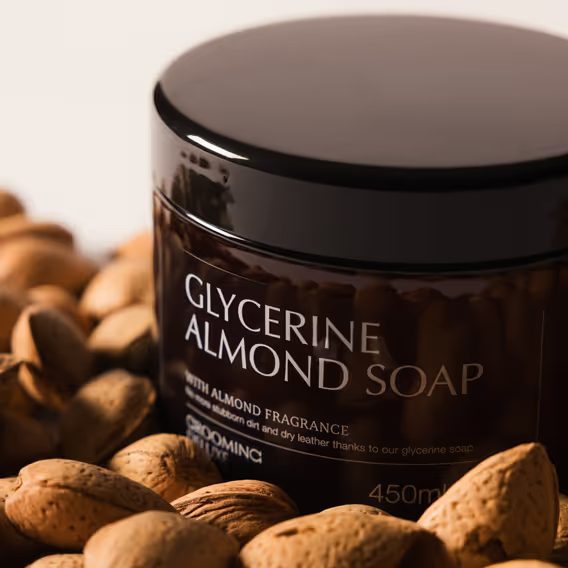Sedlové mýdlo Grooming Deluxe Glycerine Almond