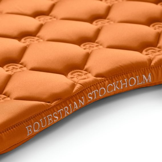 Podsedlová dečka Equestrian Stockholm Satin Chestnut Kolekce 2026/27