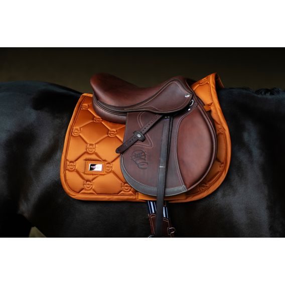 Podsedlová dečka Equestrian Stockholm Satin Chestnut Kolekce 2026/27