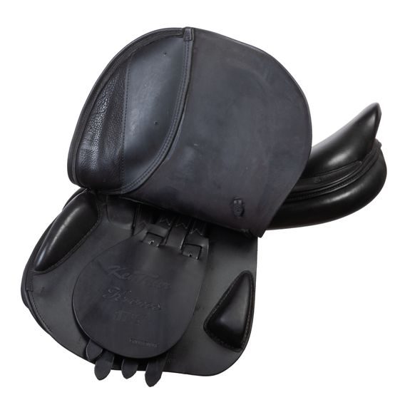 Komise č.: P106762 Sedlo skokové Kentaur Kronos17,5/3 NS Vintage plus latex černé vč:619266 + obal KT modrý