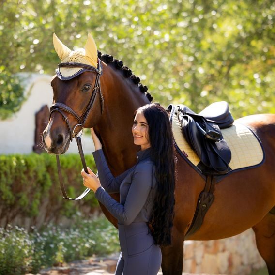Podsedlová dečka LeMieux Suede Square Mimosa Kolekce 2025