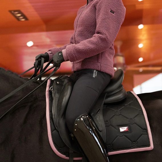 Podsedlová dečka Equestrina Stockholm Black Blush Kolekce 2026/27