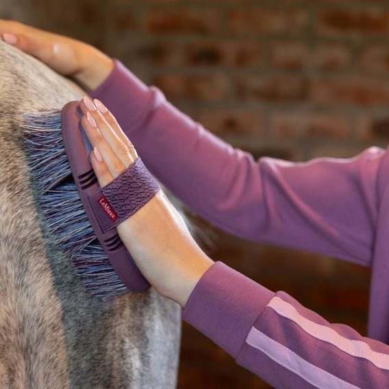 Kartáč LeMieux Flexi Flicky Brush Kolekce 2026