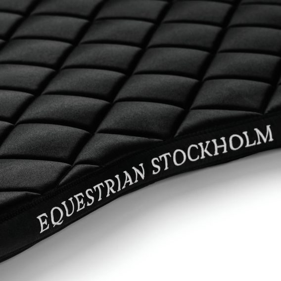 Podsedlová dečka Equestrian Stockholm Line Black Kolekce 2026