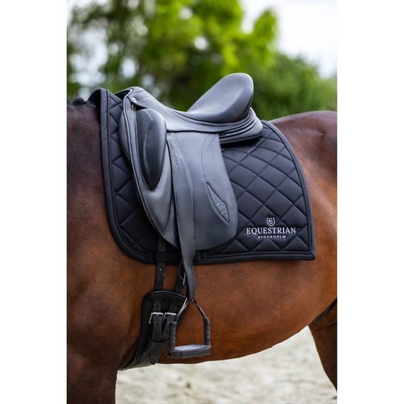 Podsedlová dečka Equestrian Stockholm Line Black Kolekce 2026