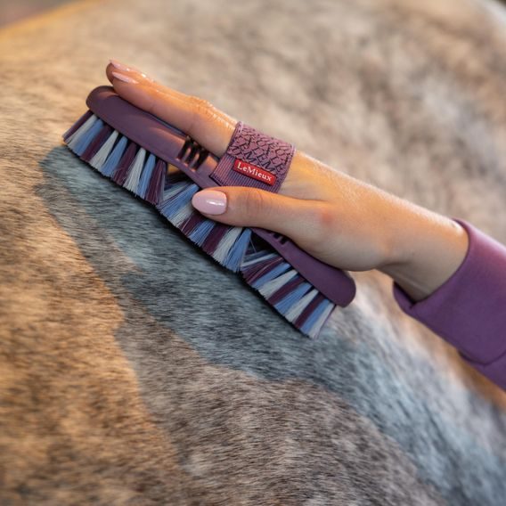 Kartáč LeMieux Flexi Soft Body Kolekce 2026