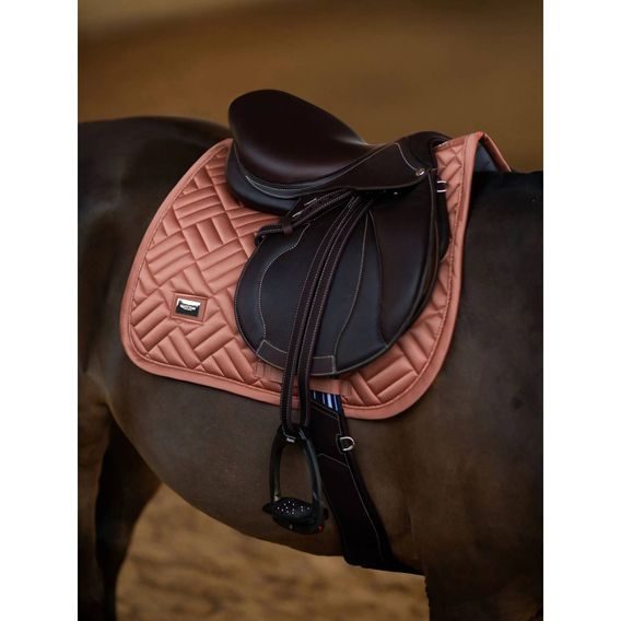 Podsedlová dečka Equestrian Stockholm Modern Coral Kolekce 2025