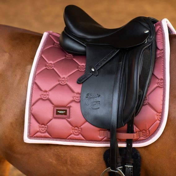 Podsedlová dečka Equestrian Stockholm Amber Rose Kolekce 2025/26