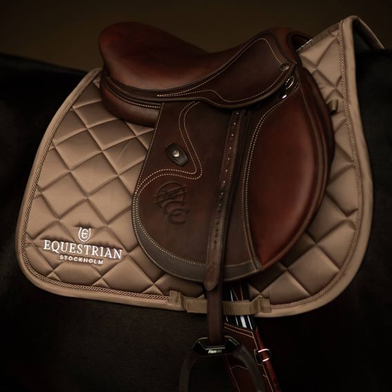 Podsedlová dečka Equestrian Stockholm Line Champagne Kolekce 2026
