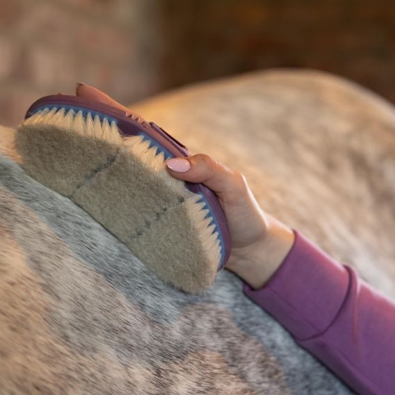 Kartáč LeMieux Flexi Goat Hair Kolekce 2026