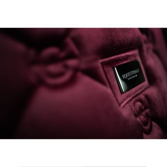 Podsedlová dečka Equestrian Stockholm Velvet Merlot Kolekce 2026/27