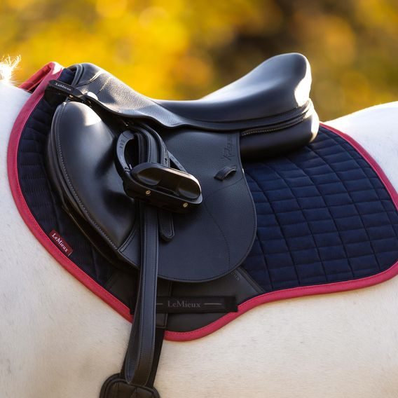 Podsedlová dečka LeMieux Suede Square Navy/cranberry Kolekce 2025/26