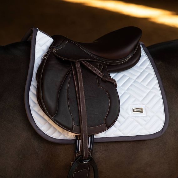 Podsedlová dečka Equestrian Stockholm Modern White Dark Violet Kolekce 2025/26