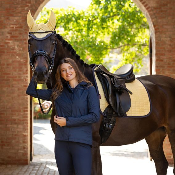 Podsedlová dečka LeMieux Suede Square Mimosa Kolekce 2025