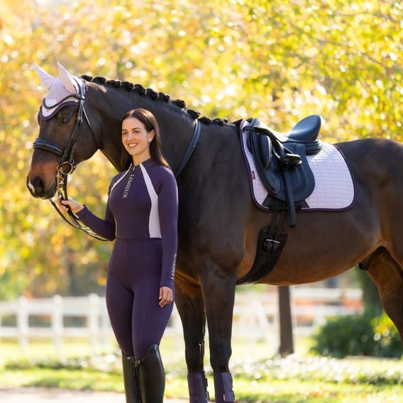 Podsedlová dečka LeMieux Suede Square Lilac Kolekce 2025/26